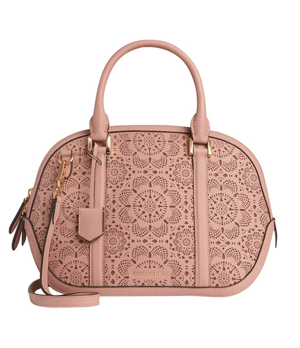 Burberry 節慶蕾絲亞太區限定粉色小型款Orchard手提包,110,000元。